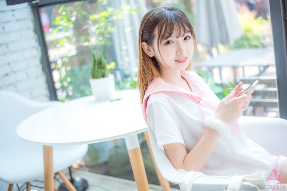 我情愿用一份铭肌镂骨的爱情换取我们一份源源不断的友谊。